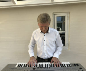 Allan Stade spiller på keyboard